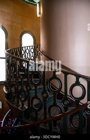 Escalier de la tour d'horloge du Fullerton Hotel Sydney, situé dans l'ancien bureau de poste général (GPO), Sydney, NSW, Australie Banque D'Images