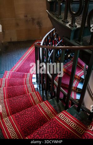 Escalier de la tour d'horloge du Fullerton Hotel Sydney, situé dans l'ancien bureau de poste général (GPO), Sydney, NSW, Australie Banque D'Images