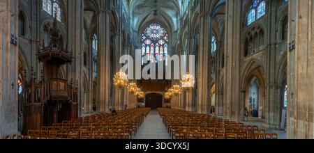 Bourges, France - 10 25 2025 : Cathédrale Saint-Étienne. Vue panoramique sur la nef, l'allée, la porte principale et l'orgue Banque D'Images