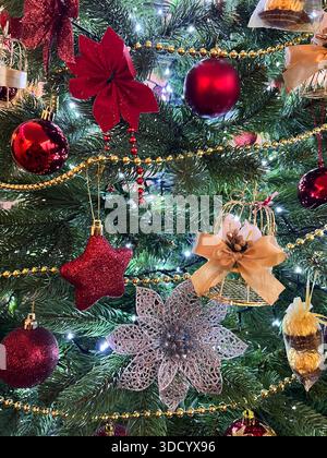 Close up de décorations sur un arbre de Noël Banque D'Images