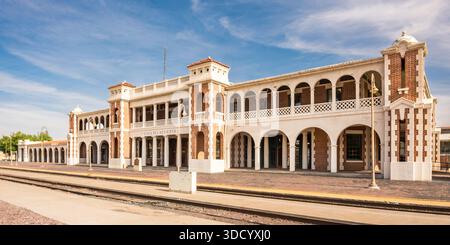 Sur LA ROUTE 66, Historic Harvey House Railroad Depot, Barstow, Californie. Registre national des lieux historiques. Banque D'Images