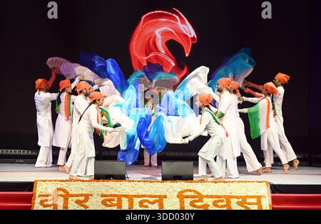 NEW DELHI, INDE - DÉCEMBRE 26 : des artistes jouent, lors de l'observation de Veer Baal Diwas au stade Thyagraj le 26 décembre 2025 à New Delhi, Inde. Veer Bal Diwas est observé chaque année le 26 décembre pour honorer le martyre de Baba Zorawar Singh et Baba Fateh Singh, les plus jeunes fils de Guru Gobind Singh Ji, qui ont été briqués vivants en 1705 pour avoir refusé de renoncer à leur foi. Photo de Sanjeev Verma/Hindustan Times Veer Bal Diwas Celebration au Tyagraj Stadium à Delhi Banque D'Images