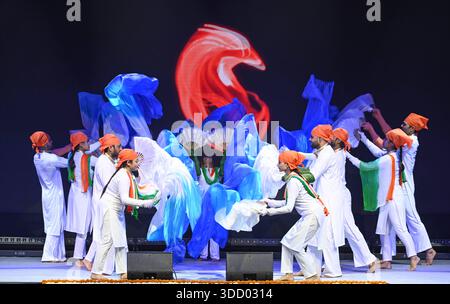 NEW DELHI, INDE - DÉCEMBRE 26 : des artistes jouent, lors de l'observation de Veer Baal Diwas au stade Thyagraj le 26 décembre 2025 à New Delhi, Inde. Veer Bal Diwas est observé chaque année le 26 décembre pour honorer le martyre de Baba Zorawar Singh et Baba Fateh Singh, les plus jeunes fils de Guru Gobind Singh Ji, qui ont été briqués vivants en 1705 pour avoir refusé de renoncer à leur foi. Photo de Sanjeev Verma/Hindustan Times Veer Bal Diwas Celebration au Tyagraj Stadium à Delhi Banque D'Images