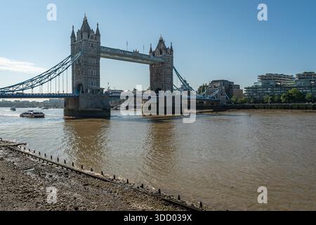 Vue sur le Tower Bridge traversant la Tamise, l'un des monuments les plus célèbres de Londres, Angleterre Banque D'Images