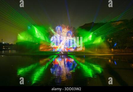 New Delhi, Inde. 26 décembre 2025. NEW DELHI, INDE - DÉCEMBRE 26 : un spectacle de projection d’eau, lumière et son au lac Purana Qila lors de l’événement « Veer Bal Diwas - Eternal Flames of courage » le 26 décembre 2025 à New Delhi, Inde. (Photo de Raj K Raj/Hindustan Times/Sipa USA) crédit : Sipa USA/Alamy Live News Banque D'Images