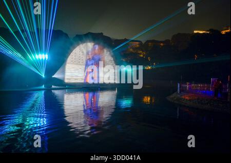 New Delhi, Inde. 26 décembre 2025. NEW DELHI, INDE - DÉCEMBRE 26 : un spectacle de projection d’eau, lumière et son au lac Purana Qila lors de l’événement « Veer Bal Diwas - Eternal Flames of courage » le 26 décembre 2025 à New Delhi, Inde. (Photo de Raj K Raj/Hindustan Times/Sipa USA) crédit : Sipa USA/Alamy Live News Banque D'Images