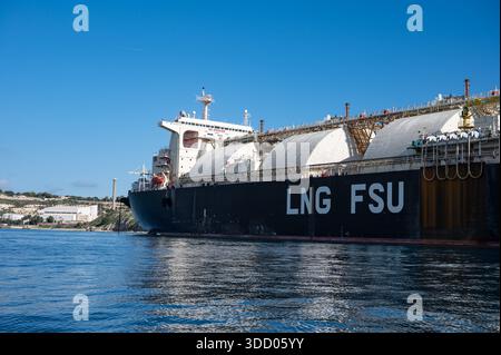 Unité de stockage flottante de GNL Armada LNG Mediterrana amarrée près de la centrale électrique de Delimara près de Marsaxlokk, Malte, mettant en évidence les infrastructures énergétiques Banque D'Images