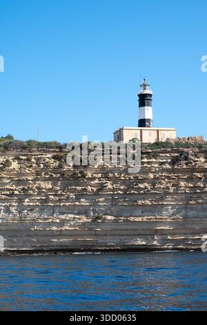 Falaises de craie spectaculaires et côte calcaire accidentée de la péninsule de Delimara à la pointe sud-est de Malte, photographiées depuis la mer sur un soleil Banque D'Images