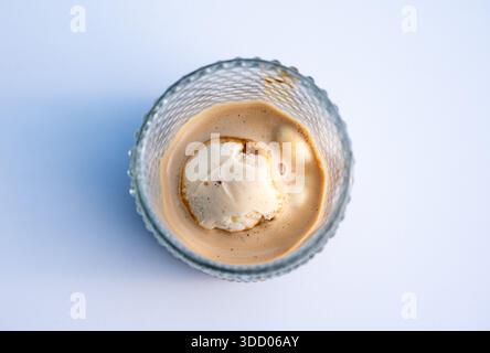 Affogato al caffè : une boule de glace crémeuse à la vanille noyée dans un espresso chaud, un dessert italien classique, coiffé sur une petite assiette Malte, 11 décembre 2025. Banque D'Images
