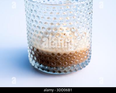 Affogato al caffè : une boule de glace crémeuse à la vanille noyée dans un espresso chaud, un dessert italien classique, coiffé sur une petite assiette Malte, 11 décembre 2025. Banque D'Images