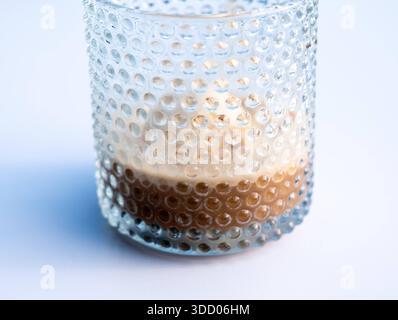 Affogato al caffe : une boule de glace crémeuse à la vanille noyée dans un espresso chaud, un dessert italien classique, coiffé sur une petite assiette Malte, 11 décembre 2025. Banque D'Images