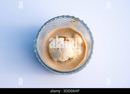 Affogato al caffe : une boule de glace crémeuse à la vanille noyée dans un espresso chaud, un dessert italien classique, coiffé sur une petite assiette Malte, 11 décembre 2025. Banque D'Images
