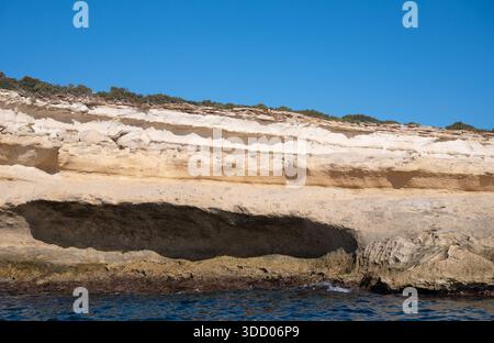 Falaises de craie spectaculaires et côte calcaire accidentée de la péninsule de Delimara à la pointe sud-est de Malte, photographiées depuis la mer par une journée ensoleillée Delimara, Malte, 11 décembre 2025. Banque D'Images