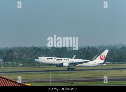 Jakarta, Indonésie - 25 octobre 2017 : Boeing 767-300ER de Japan Airlines lors du décollage à l'aéroport international Soekarno-Hatta de Jakarta, Indonésie. Banque D'Images