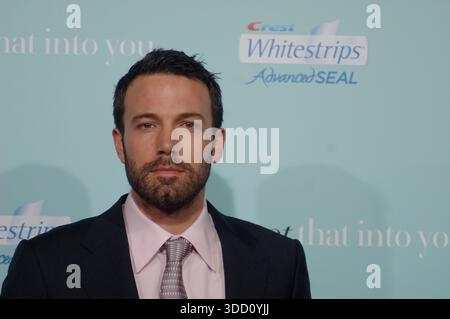 Ben Affleck pose sur le tapis rouge vêtu d’un costume classique lors de la première de Warner Bros. « He’s Just Not That Into You » qui s’est tenue au Grauman’s Chinese Theatre le 2 février 2009 à Los Angeles, en Californie. Banque D'Images