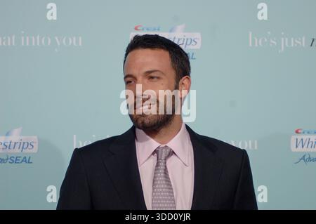 Ben Affleck pose sur le tapis rouge vêtu d’un costume classique lors de la première de Warner Bros. « He’s Just Not That Into You » qui s’est tenue au Grauman’s Chinese Theatre le 2 février 2009 à Los Angeles, en Californie. Banque D'Images