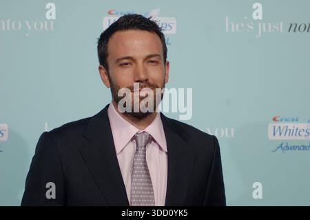 Ben Affleck pose sur le tapis rouge vêtu d’un costume classique lors de la première de Warner Bros. « He’s Just Not That Into You » qui s’est tenue au Grauman’s Chinese Theatre le 2 février 2009 à Los Angeles, en Californie. Banque D'Images