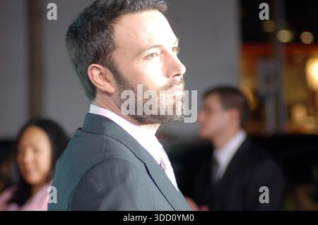 Ben Affleck pose sur le tapis rouge vêtu d’un costume classique lors de la première de Warner Bros. « He’s Just Not That Into You » qui s’est tenue au Grauman’s Chinese Theatre le 2 février 2009 à Los Angeles, en Californie. Banque D'Images