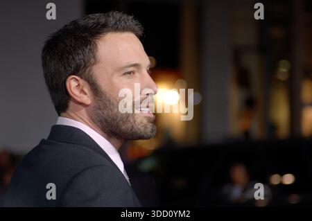 Ben Affleck pose sur le tapis rouge vêtu d’un costume classique lors de la première de Warner Bros. « He’s Just Not That Into You » qui s’est tenue au Grauman’s Chinese Theatre le 2 février 2009 à Los Angeles, en Californie. Banque D'Images