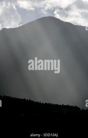 Rayons de soleil et les montagnes Wallowa par une journée enfumée dans le comté de Wallowa, Oregon, États-Unis. Banque D'Images