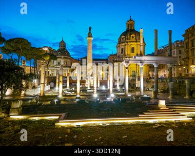 Image du Forum de Trajan avec sa célèbre colonne en arrière-plan, au crépuscule un jour d'été, avec des lumières artificielles illuminant le site Banque D'Images
