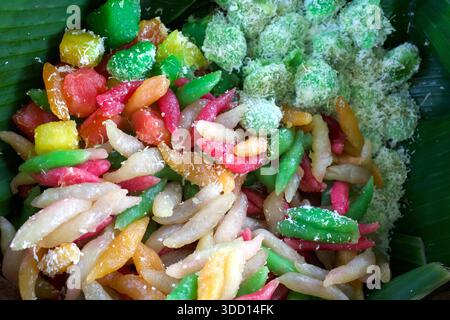 Klepon coloré, cenil, rouge, vert, klepon blanc, gethuk, collations traditionnelles indonésiennes appelées jajanan pasar. Banque D'Images