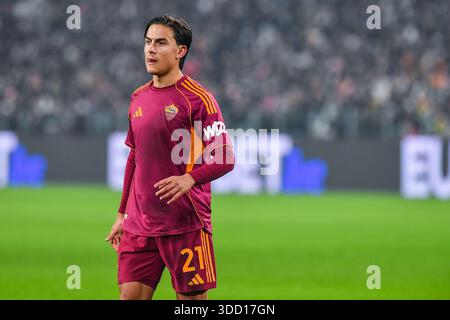 Paulo Dybala de l'AS Roma regarde pendant la Serie A 2025/26 le match de football entre la Juventus FC et L'AS Roma au stade Allianz de Turin Banque D'Images