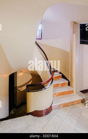 Élégant escalier en marbre en spirale, main courante en bois dans un intérieur de bâtiment historique à Barcelone Banque D'Images
