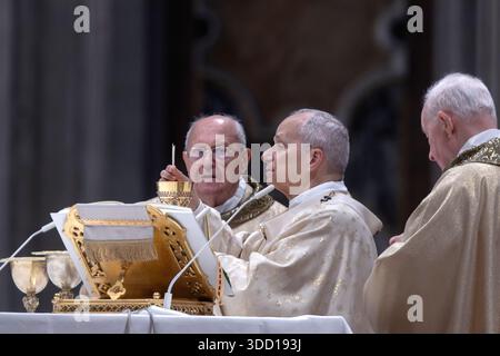 Cité du Vatican, Vatican. 25 décembre 2025. Le pape Léon XIV a vu célébrer la messe du matin de Noël dans la basilique Saint-Pierre. (Photo de Maria Grazia Picciarella/SOPA images/Sipa USA) crédit : Sipa USA/Alamy Live News Banque D'Images
