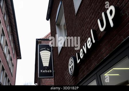 Level Up Kebab - Das logo und der Schriftzug des restaurants *Level Up Kebab* in der Marievengasse in Münster Nordrhein-Westfalen, Deutschland, aufgenommen am 23.12.2025. *** Level Up Kebab le logo et le lettrage du restaurant Level Up Kebab à Marievengasse en Münster Rhénanie-du-Nord-Westphalie, Allemagne , prise le 23 12 2025 Banque D'Images