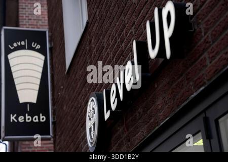 Level Up Kebab - Das logo und der Schriftzug des restaurants *Level Up Kebab* in der Marievengasse in Münster Nordrhein-Westfalen, Deutschland, aufgenommen am 23.12.2025. *** Level Up Kebab le logo et le lettrage du restaurant Level Up Kebab à Marievengasse en Münster Rhénanie-du-Nord-Westphalie, Allemagne , prise le 23 12 2025 Banque D'Images