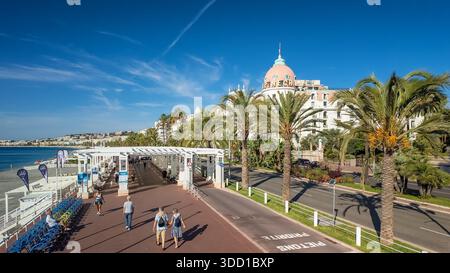 Vue de dessus de l'incroyable promenade des Anglais à Nice, France. Banque D'Images