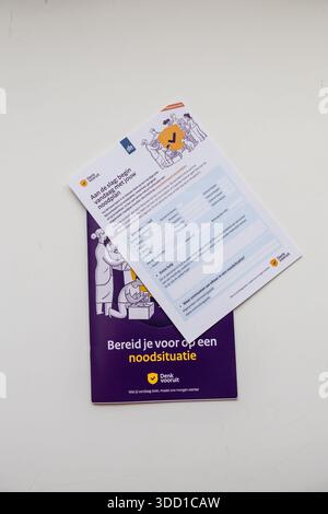 La Haye, pays-Bas - 16 décembre 2025 : livret d'urgence en cas de catastrophe manuel de survie Banque D'Images