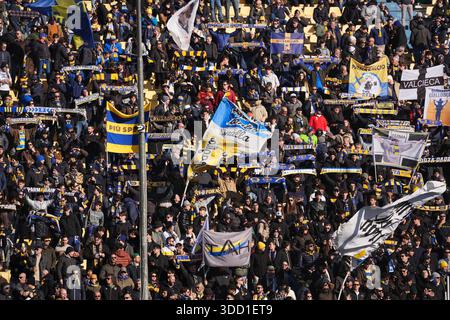 Parme, Italie. 27 décembre 2025. Supporter de Parme lors du match de Serie A entre Parme et Fiorentina au stade Ennio Tardini à Parme, Italie du Nord, samedi 27 décembre 2025. Sport, soccer (photo de Massimo Paolone/LaPresse) crédit : LaPresse/Alamy Live News Banque D'Images