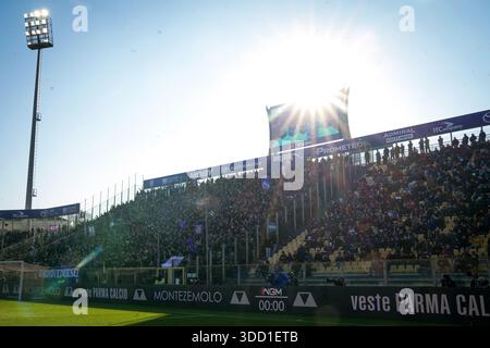 Parme, Italie. 27 décembre 2025. Supporter de Fiorentina lors du match de Serie A entre Parme et Fiorentina au stade Ennio Tardini de Parme, Italie du Nord, samedi 27 décembre 2025. Sport, soccer (photo de Massimo Paolone/LaPresse) crédit : LaPresse/Alamy Live News Banque D'Images