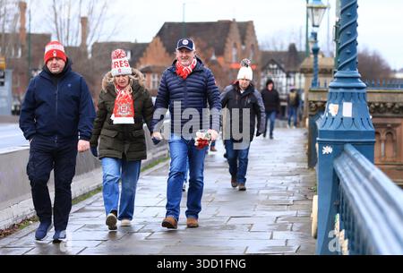 Nottingham, Royaume-Uni. 27 décembre 2025. Les fans arrivant à l'extérieur du terrain avant le match de premier League de Nottingham Forest vs Manchester City au City Ground, Nottingham. Le crédit photo devrait se lire comme suit : Jessica Hornby/Sportimage crédit : Sportimage Ltd/Alamy Live News Banque D'Images