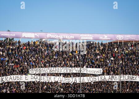 Parme, Italie. 27 décembre 2025. Supporter de Parme montre une bannière pendant le match de football Serie A entre Parme et Fiorentina au stade Ennio Tardini à Parme, Italie du Nord, samedi 27 décembre 2025. Sport, soccer (photo de Massimo Paolone/LaPresse) crédit : LaPresse/Alamy Live News Banque D'Images