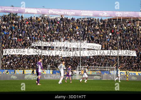 Parme, Italie. 27 décembre 2025. Supporter de Parme montre une bannière pendant le match de football Serie A entre Parme et Fiorentina au stade Ennio Tardini à Parme, Italie du Nord, samedi 27 décembre 2025. Sport, soccer (photo de Massimo Paolone/LaPresse) crédit : LaPresse/Alamy Live News Banque D'Images