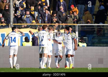 Parme, Italie. 27 décembre 2025. Oliver Sorensen Jensen de Parme célèbre après avoir marqué le but 1-0 pour son équipe lors du match de Serie A entre Parme et Fiorentina au stade Ennio Tardini à Parme, Italie du Nord, samedi 27 décembre 2025. Sport, soccer (photo de Massimo Paolone/LaPresse) crédit : LaPresse/Alamy Live News Banque D'Images