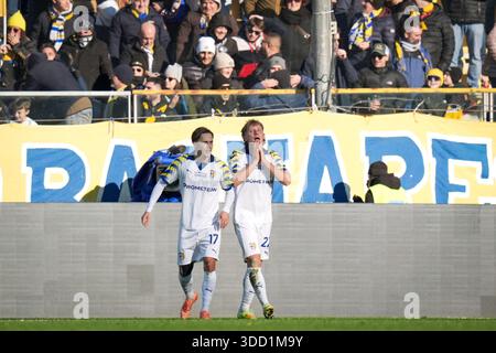 Parme, Italie. 27 décembre 2025. Oliver Sorensen Jensen de Parme célèbre après avoir marqué le but 1-0 pour son équipe lors du match de Serie A entre Parme et Fiorentina au stade Ennio Tardini à Parme, Italie du Nord, samedi 27 décembre 2025. Sport, soccer (photo de Massimo Paolone/LaPresse) crédit : LaPresse/Alamy Live News Banque D'Images