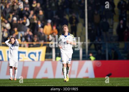 Parme, Italie. 27 décembre 2025. Oliver Sorensen Jensen de Parme célèbre après avoir marqué le but 1-0 pour son équipe lors du match de Serie A entre Parme et Fiorentina au stade Ennio Tardini à Parme, Italie du Nord, samedi 27 décembre 2025. Sport, soccer (photo de Massimo Paolone/LaPresse) crédit : LaPresse/Alamy Live News Banque D'Images