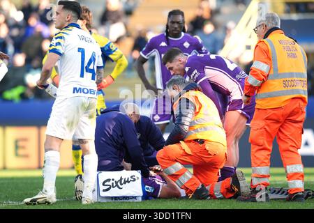 Parme, Italie. 27 décembre 2025. FiorentinaÕs Roberto Piccoli se sent malade pendant le match de Serie A entre Parme et Fiorentina au stade Ennio Tardini de Parme, Italie du Nord, samedi 27 décembre 2025. Sport, soccer (photo de Massimo Paolone/LaPresse) crédit : LaPresse/Alamy Live News Banque D'Images