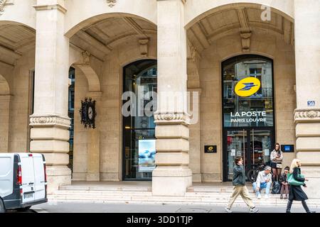 Paris, France - 29 octobre 2025 : LA POSTE Paris Louvre logo jaune marque entrée bureau de poste. Affichage de vitre de porte Banque D'Images