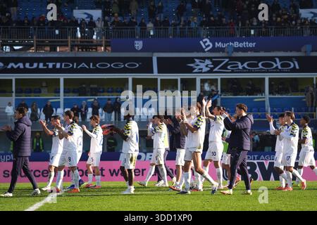 Parme, Italie. 27 décembre 2025. Les joueurs de Parme saluent les fans à la fin du match de football Serie A entre Parme et Fiorentina au stade Ennio Tardini à Parme, Italie du Nord, samedi 27 décembre 2025. Sport, soccer (photo de Massimo Paolone/LaPresse) crédit : LaPresse/Alamy Live News Banque D'Images