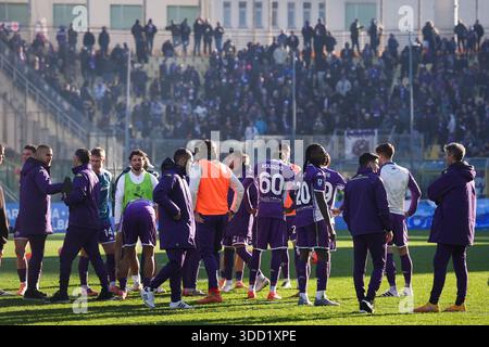 Parme, Italie. 27 décembre 2025. Les joueurs de Fiorentina avec la tête baissée à la fin du match de football Serie A entre Parme et Fiorentina au stade Ennio Tardini à Parme, Italie du Nord, samedi 27 décembre 2025. Sport, soccer (photo de Massimo Paolone/LaPresse) crédit : LaPresse/Alamy Live News Banque D'Images