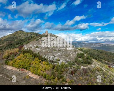 Découvrez les ruines du château de Bominaco : un joyau médiéval dans la région des Abruzzes en Italie avec donjon rond Banque D'Images