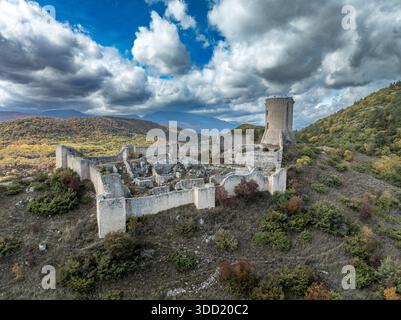 Découvrez les ruines du château de Bominaco : un joyau médiéval dans la région des Abruzzes en Italie avec donjon rond Banque D'Images