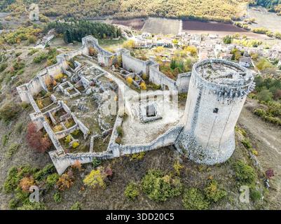 Découvrez les ruines du château de Bominaco : un joyau médiéval dans la région des Abruzzes en Italie avec donjon rond Banque D'Images