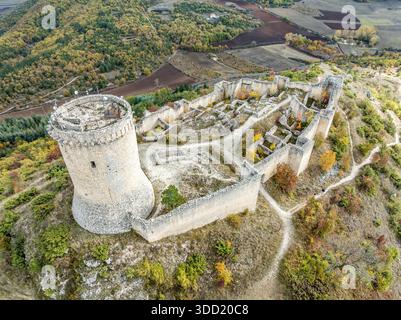 Découvrez les ruines du château de Bominaco : un joyau médiéval dans la région des Abruzzes en Italie avec donjon rond Banque D'Images