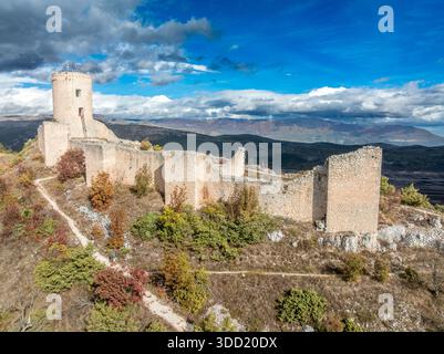 Castello di Bominaco : forteresse médiévale du XVe siècle surplombant le plateau Navelli et les majestueux sommets des Apennins dans les Abruzzes Banque D'Images